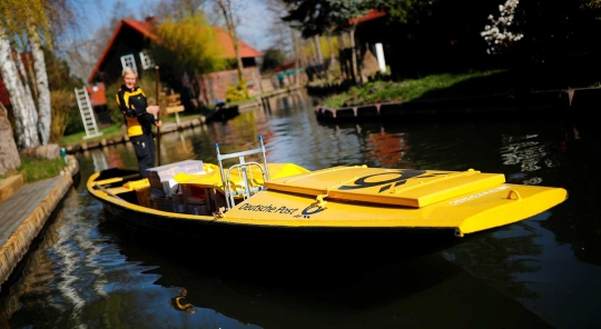 Cara Unik Tukang Pos Wanita di Jerman, Antar Surat Pakai Perahu