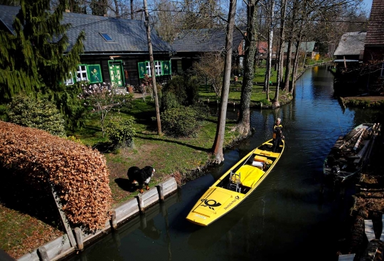 Cara Unik Tukang Pos Wanita di Jerman, Antar Surat Pakai Perahu