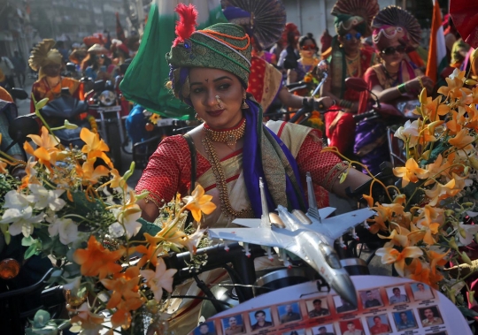 Suka Cita Warga India Rayakan Festival Gudi Padwa