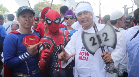 Aksi Superhero Ramaikan Kampanye Akbar Prabowo-Sandiaga di GBK