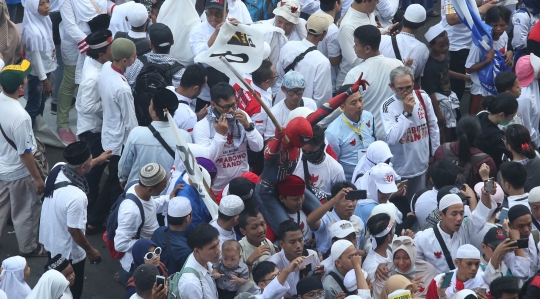 Aksi Superhero Ramaikan Kampanye Akbar Prabowo-Sandiaga di GBK