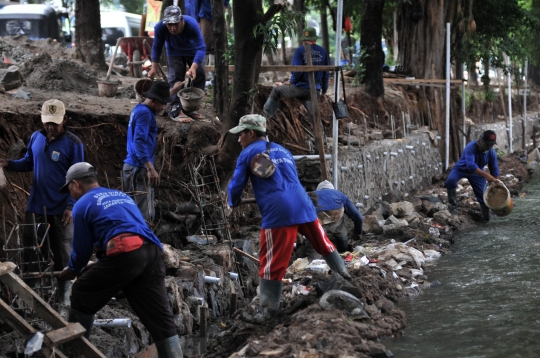 Pembangunan Turap di Kali Rawamangun