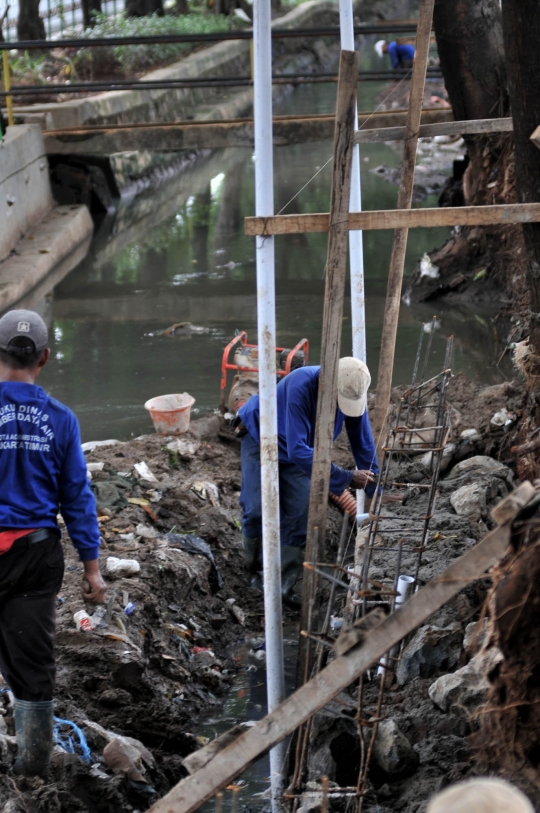 Pembangunan Turap di Kali Rawamangun