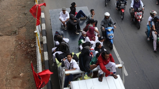 Aksi Berbahaya Pelajar Naik Truk Terbuka