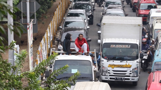 Aksi Berbahaya Pelajar Naik Truk Terbuka