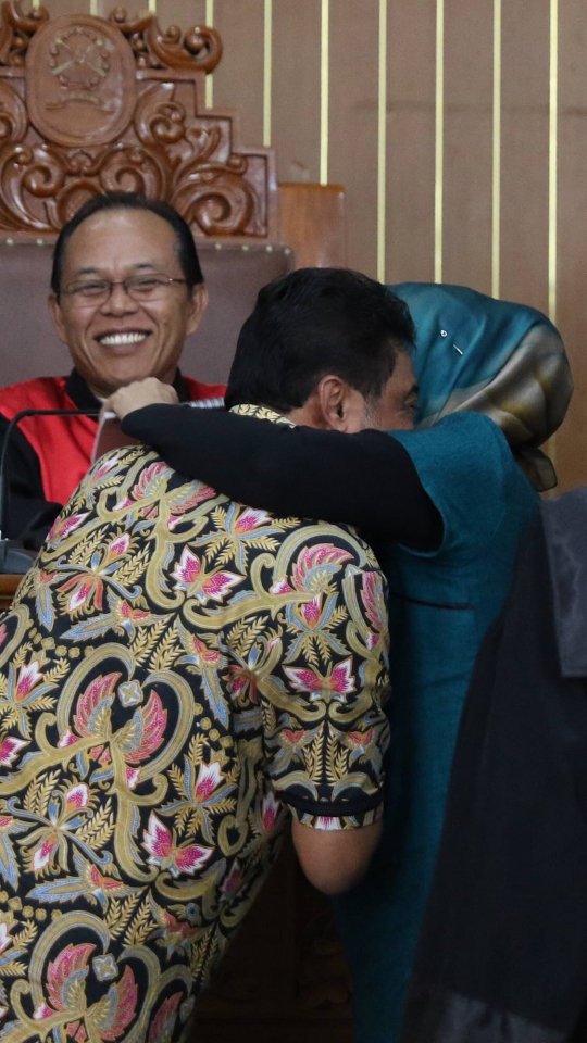 Keakraban Ketua KPSI & Ratna Sarumpaet Bertemu di Sidang Kasus Hoaks