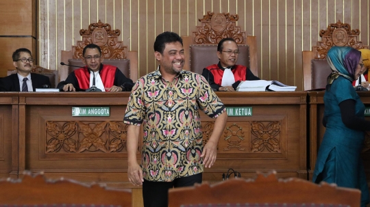 Keakraban Ketua KPSI & Ratna Sarumpaet Bertemu di Sidang Kasus Hoaks