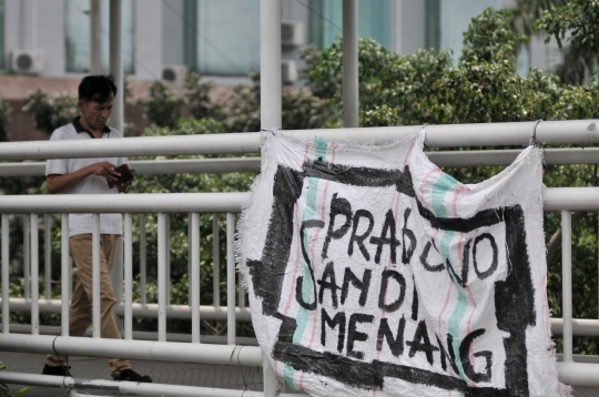 Spanduk dari Karung Bekas ala Pendukung Prabowo-Sandiaga
