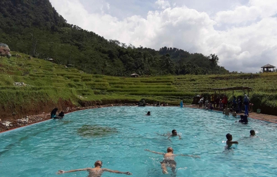 Biru Air Pemandian di Hijau Persawahan Melung