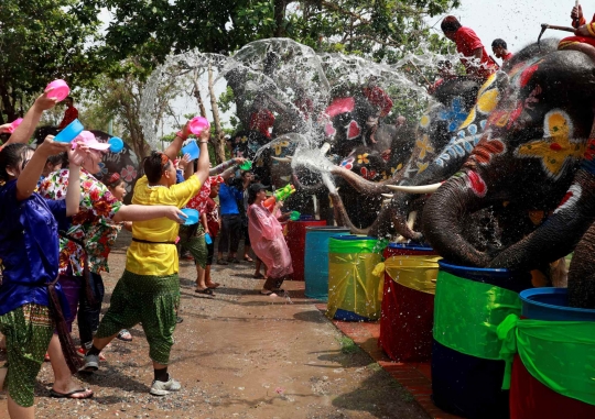 Keseruan Gajah Siram-siraman Air dengan Manusia