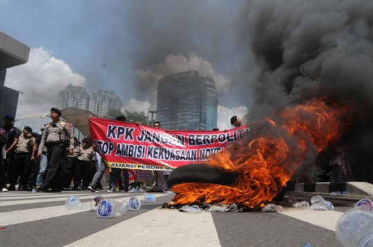 Jelang 2 Tahun Kasus Novel, Massa Gelar Aksi Demo dan Bakar Ban di KPK