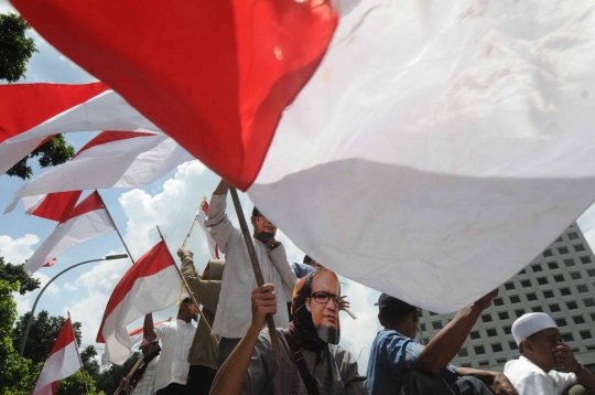 Jelang 2 Tahun Kasus Novel, Massa Gelar Aksi Demo dan Bakar Ban di KPK