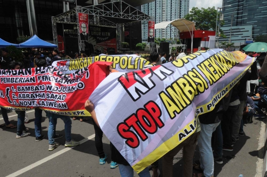 Jelang 2 Tahun Kasus Novel, Massa Gelar Aksi Demo dan Bakar Ban di KPK