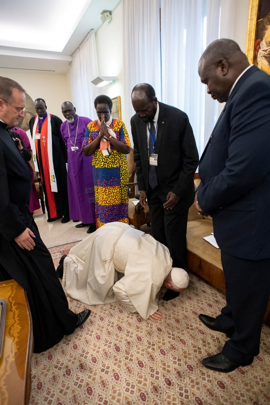 Momen Paus Fransiskus Cium Kaki Pemimpin Sudan Selatan