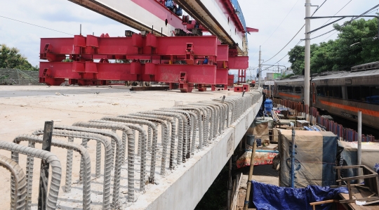 Memantau Progres Jalur Kereta Api Dwiganda yang Ditargetkan Rampung 2021
