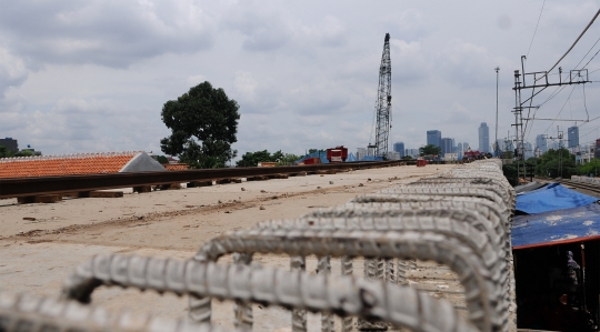 Memantau Progres Jalur Kereta Api Dwiganda yang Ditargetkan Rampung 2021