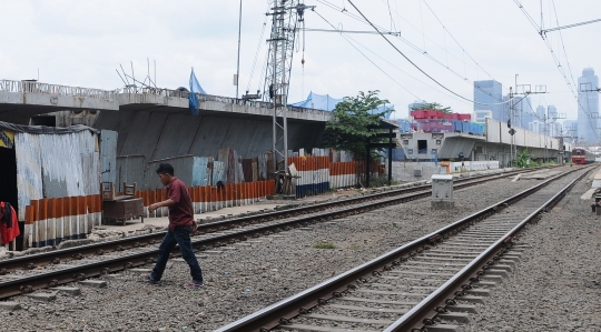 Memantau Progres Jalur Kereta Api Dwiganda yang Ditargetkan Rampung 2021