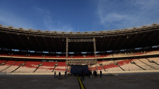 Meninjau Persiapan Panggung Konser Putih Jokowi-Ma'ruf Amin