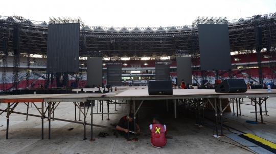 Meninjau Persiapan Panggung Konser Putih Jokowi-Ma'ruf Amin