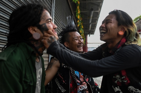 Kawanan Anak Punk Berkumpul Sambut Festival Air Myanmar