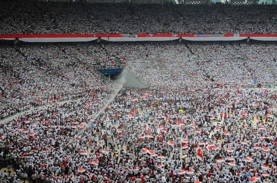 GBK Dipadati Massa Berbaju Putih