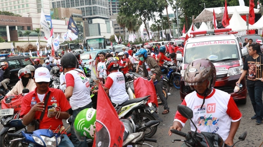 Siap Ramaikan GBK, Massa Pendukung 01 Penuhi Bundaran HI