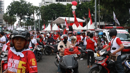 Siap Ramaikan GBK, Massa Pendukung 01 Penuhi Bundaran HI