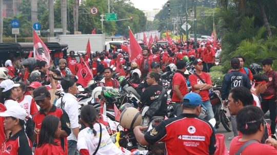 Siap Ramaikan GBK, Massa Pendukung 01 Penuhi Bundaran HI