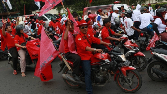 Siap Ramaikan GBK, Massa Pendukung 01 Penuhi Bundaran HI