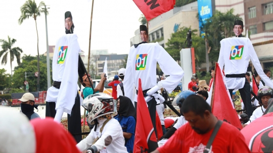 Siap Ramaikan GBK, Massa Pendukung 01 Penuhi Bundaran HI