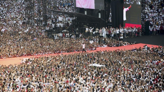 Aksi Jokowi Sapa Pendukung di GBK