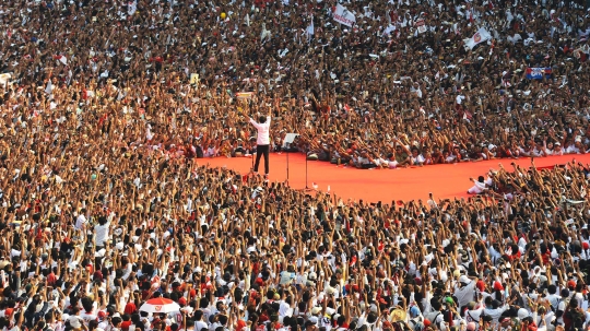 Aksi Jokowi Sapa Pendukung di GBK