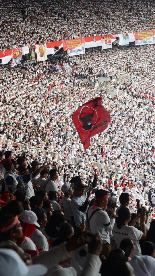 Aksi Jokowi Sapa Pendukung di GBK