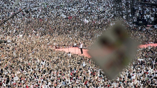 Aksi Jokowi Sapa Pendukung di GBK