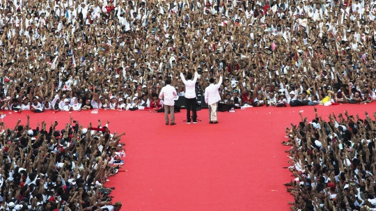 Aksi Jokowi Sapa Pendukung di GBK