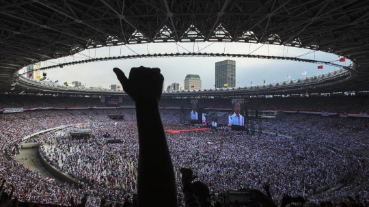 Aksi Jokowi Sapa Pendukung di GBK