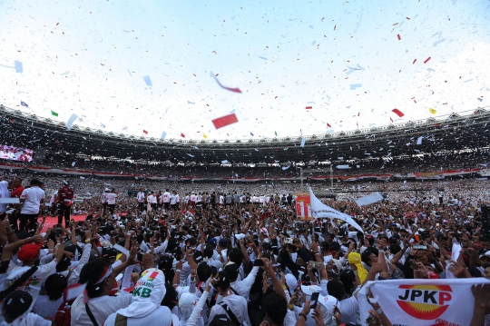 GBK Penuh Sesak, Sejumlah Pendukung Jokowi-Ma'ruf Jatuh Pingsan