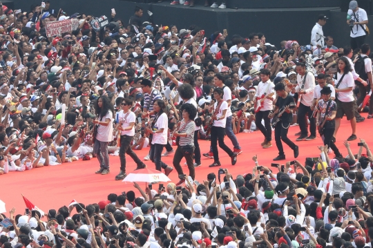 Slank dan Ratusan Artis Meriahkan Kampanye Akbar Jokowi-Maruf