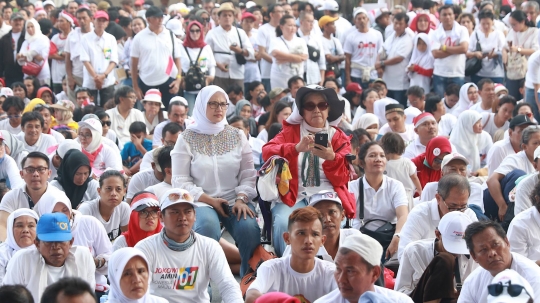 Tak Bisa Masuk, Ratusan Pendukung Jokowi-Ma'ruf Nobar di Luar GBK