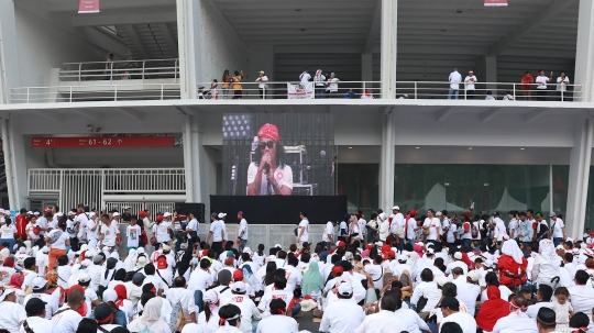 Tak Bisa Masuk, Ratusan Pendukung Jokowi-Ma'ruf Nobar di Luar GBK