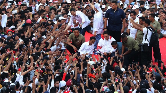 Gaya Jokowi Berswafoto Bareng Pendukung di Konser Putih Bersatu