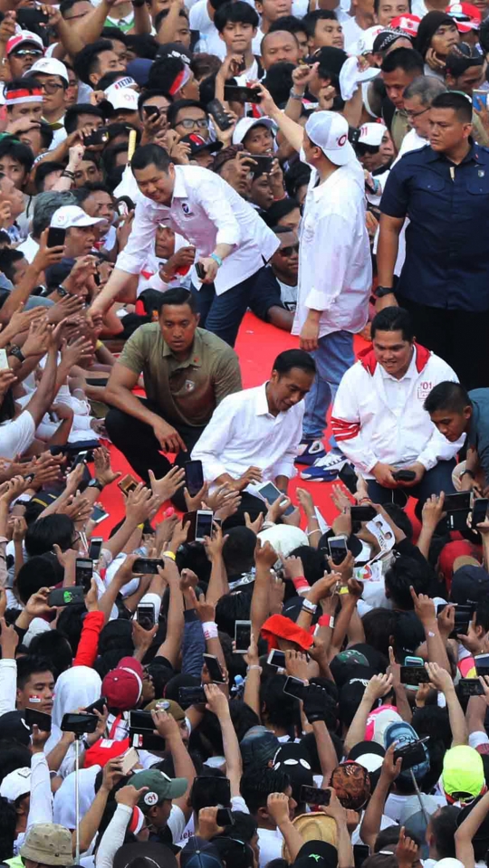 Gaya Jokowi Berswafoto Bareng Pendukung di Konser Putih Bersatu