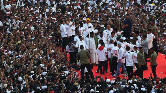 Gaya Jokowi Berswafoto Bareng Pendukung di Konser Putih Bersatu