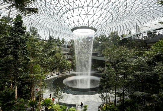 Melihat Lebih Dekat Kemegahan Jewel Changi Airport di Singapura