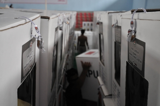 Panitia Pemilihan Kecamatan Segel Kotak Suara Sebelum Didistribusikan
