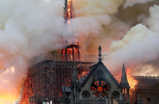 Kebakaran Hancurkan Katedral Notre-Dame di Paris