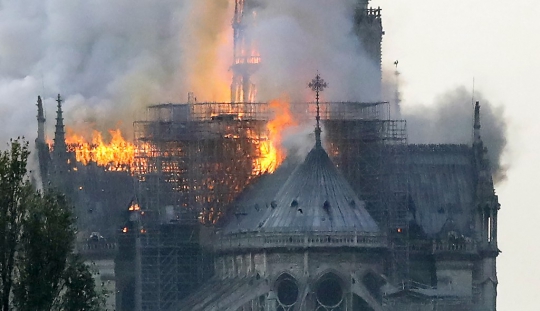 Kebakaran Hancurkan Katedral Notre-Dame di Paris