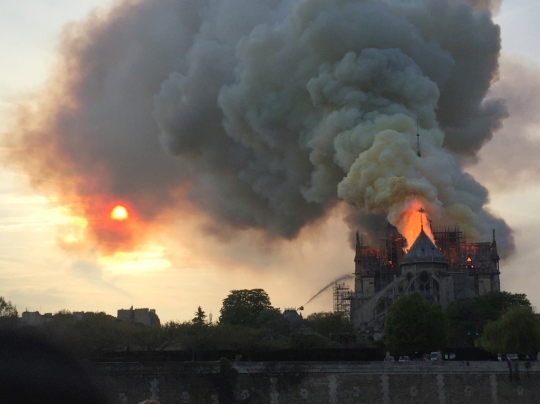 Kebakaran Hancurkan Katedral Notre-Dame di Paris