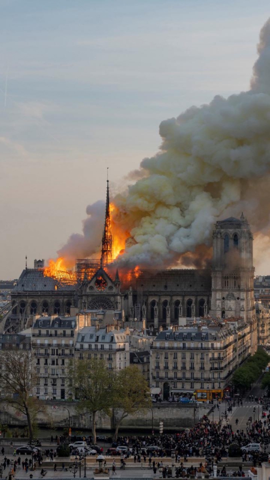 Kebakaran Hancurkan Katedral Notre-Dame di Paris