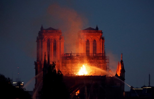 Kebakaran Hancurkan Katedral Notre-Dame di Paris